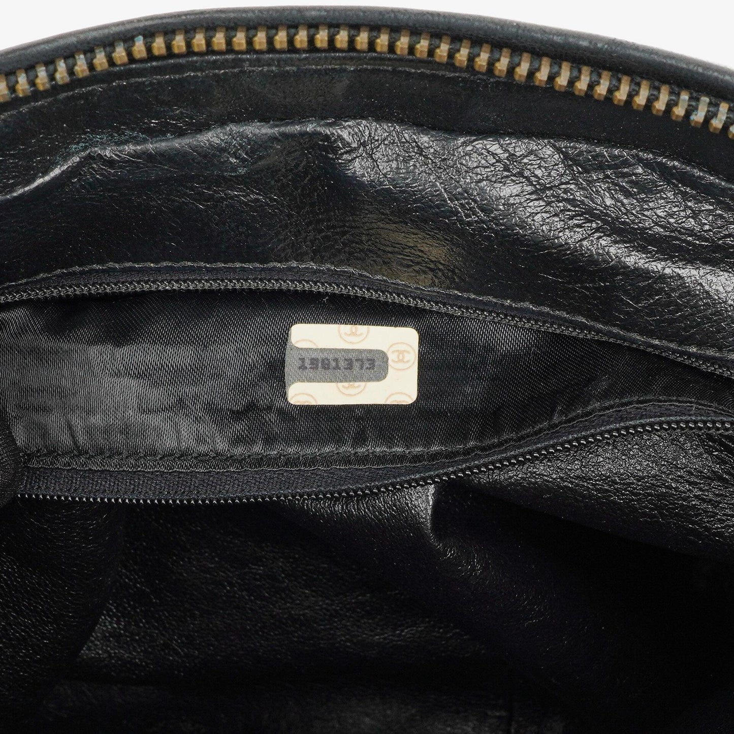 Chanel Vintage CC Große Camera Tassel Tasche aus schwarzem gestepptem Lammleder
