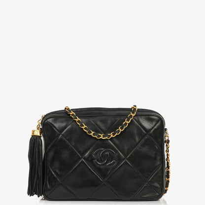 Chanel Vintage CC Camera Schultertasche Medium aus schwarzem gestepptem Lammleder mit Quaste