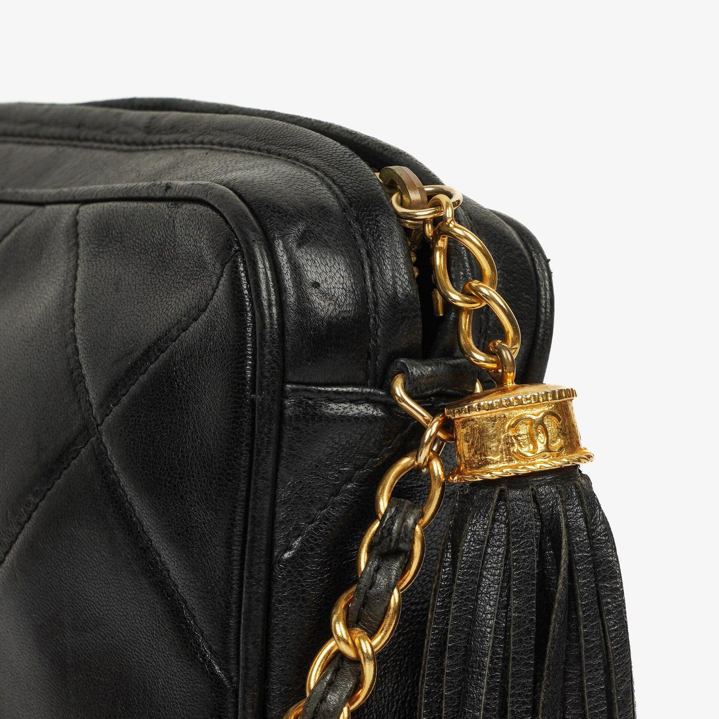 Chanel Vintage CC Camera Schultertasche Medium aus schwarzem gestepptem Lammleder mit Quaste