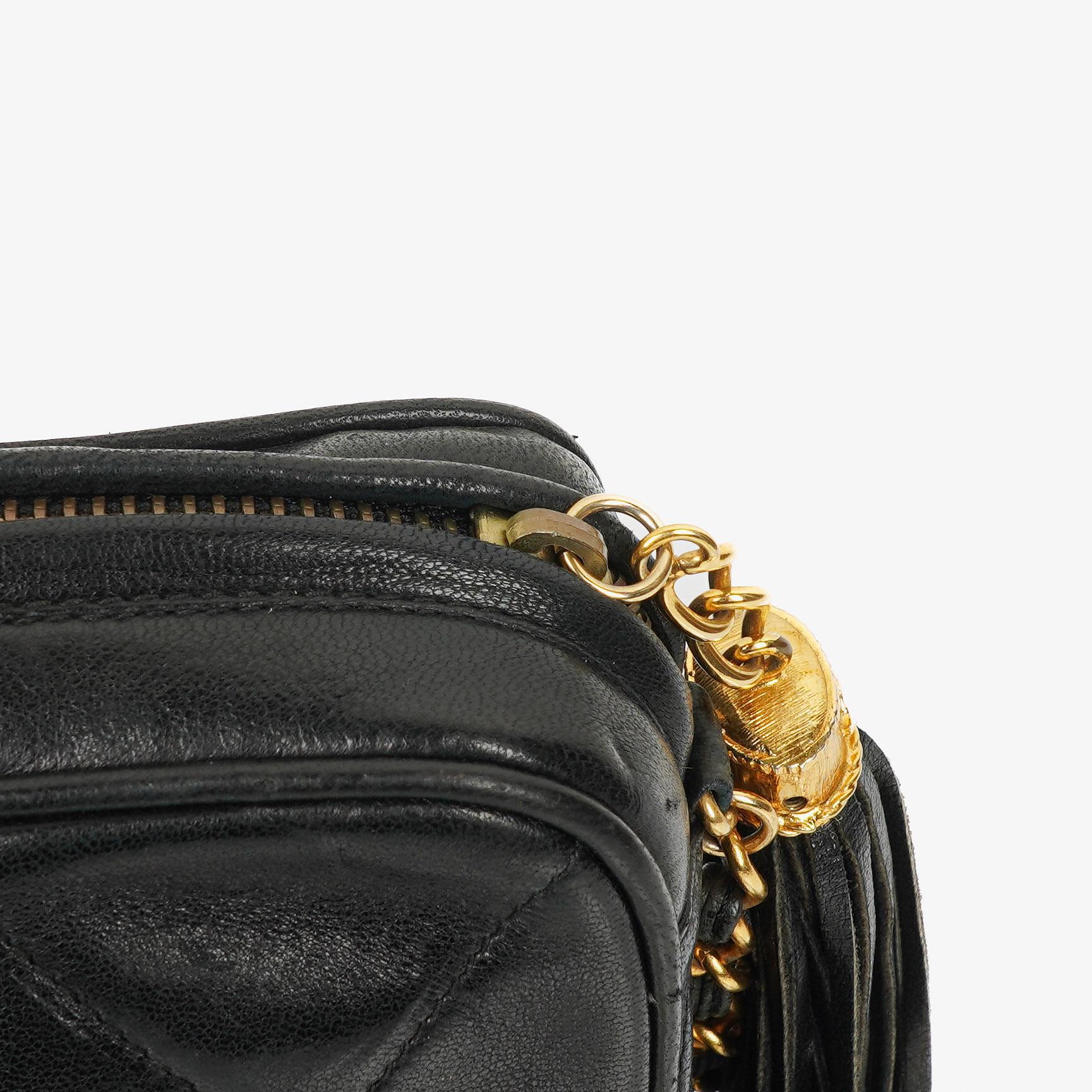 Chanel Vintage CC Camera Schultertasche Medium aus schwarzem gestepptem Lammleder mit Quaste