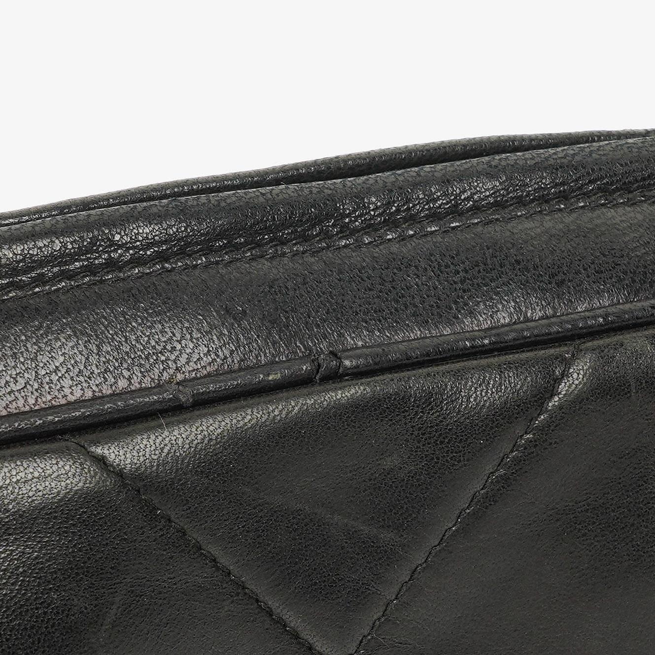Chanel Vintage CC Camera Schultertasche Medium aus schwarzem gestepptem Lammleder mit Quaste