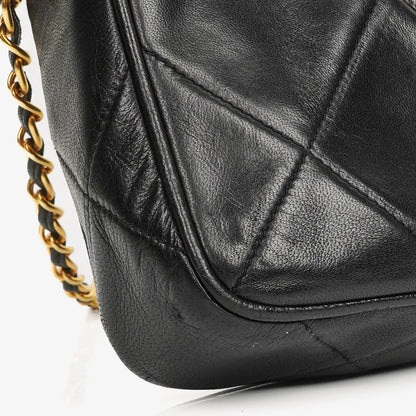 Chanel Vintage CC Camera Schultertasche Medium aus schwarzem gestepptem Lammleder mit Quaste