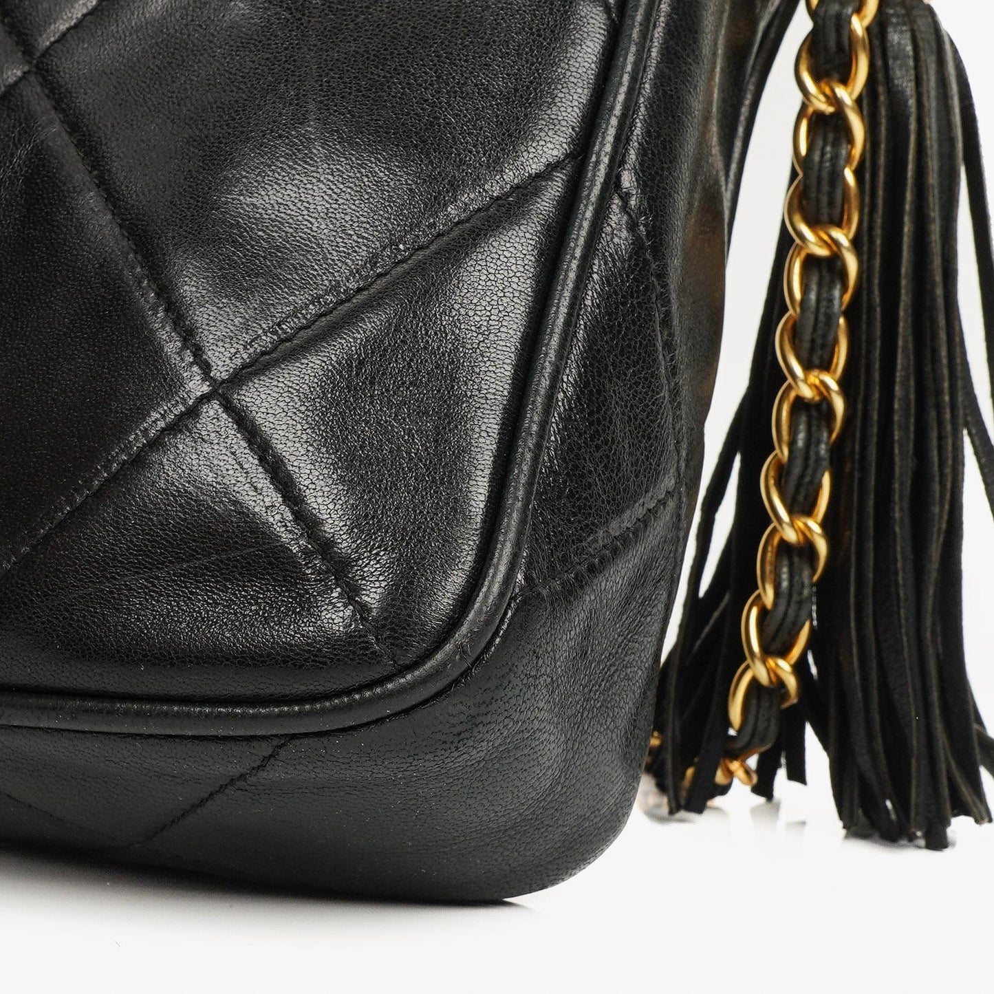 Chanel Vintage CC Camera Schultertasche Medium aus schwarzem gestepptem Lammleder mit Quaste