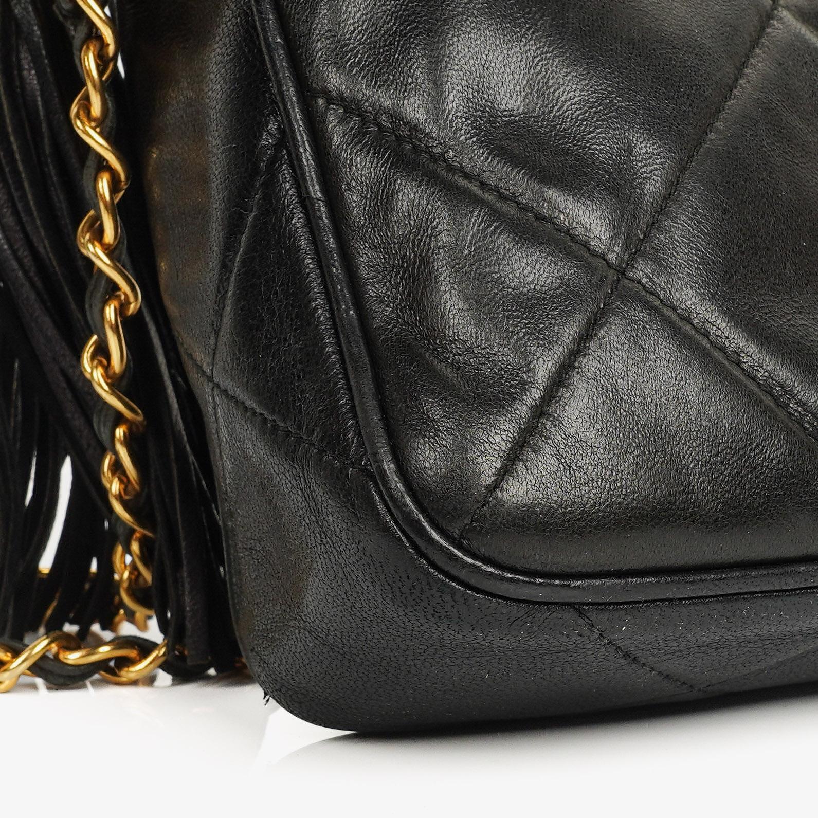 Chanel Vintage CC Camera Schultertasche Medium aus schwarzem gestepptem Lammleder mit Quaste