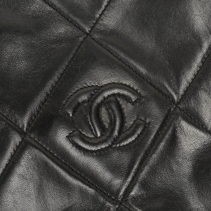 Chanel Vintage CC Camera Schultertasche Medium aus schwarzem gestepptem Lammleder mit Quaste