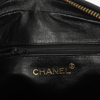 Chanel Vintage CC Camera Schultertasche Medium aus schwarzem gestepptem Lammleder mit Quaste
