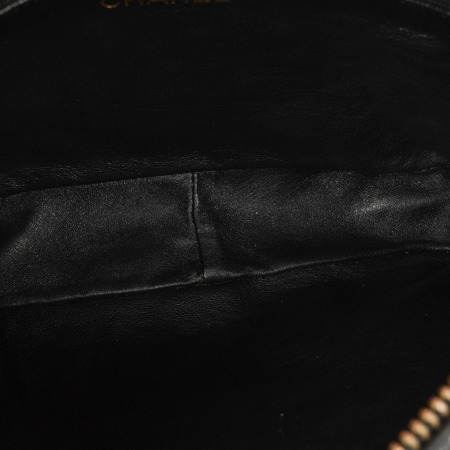 Chanel Vintage CC Camera Schultertasche Medium aus schwarzem gestepptem Lammleder mit Quaste