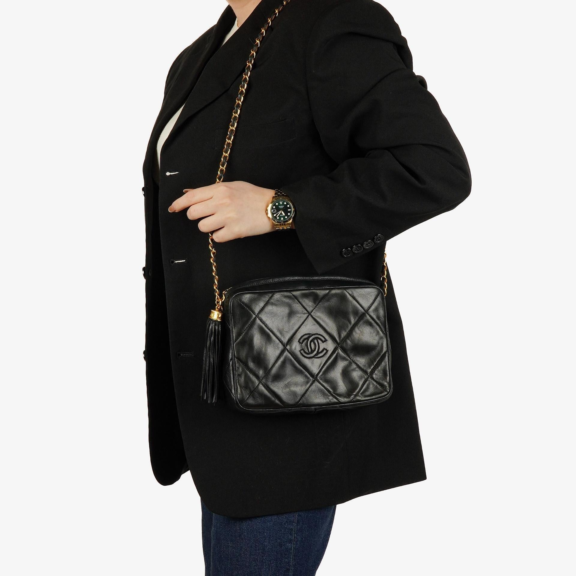Chanel Vintage CC Camera Schultertasche Medium aus schwarzem gestepptem Lammleder mit Quaste
