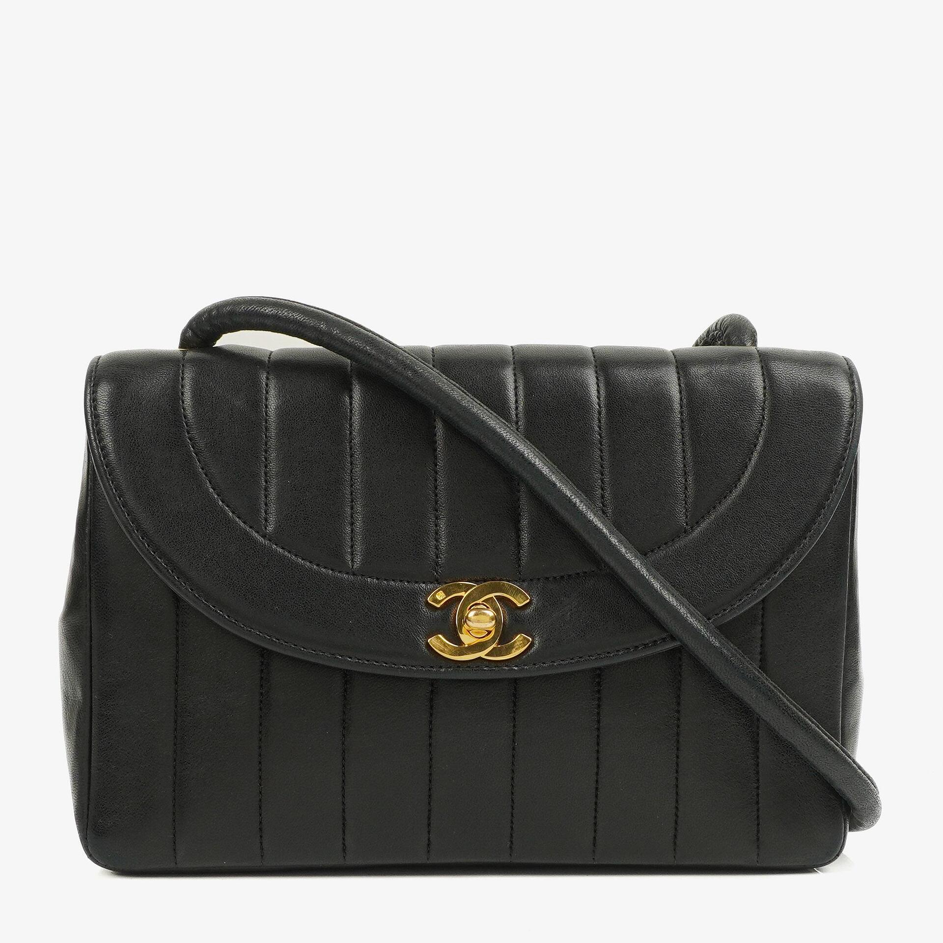 Chanel Diana vertikale Single Flap Tasche aus schwarzem gestepptem Lammleder mit 24K vergoldeter Hardware
