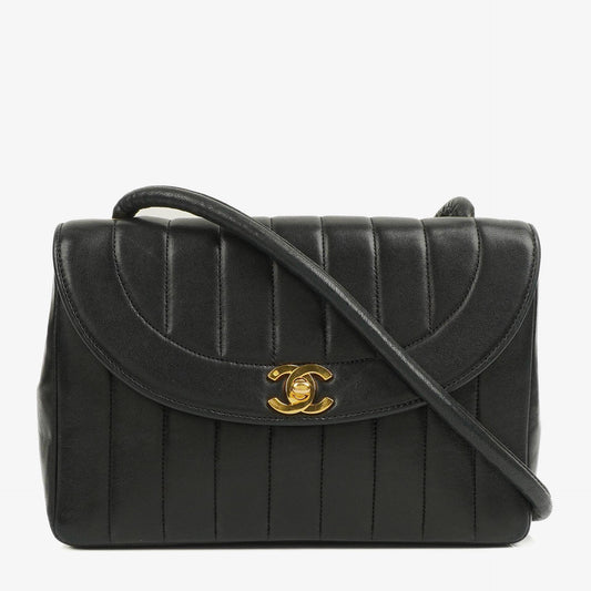 Chanel Diana vertikale Single Flap Tasche aus schwarzem gestepptem Lammleder mit 24K vergoldeter Hardware