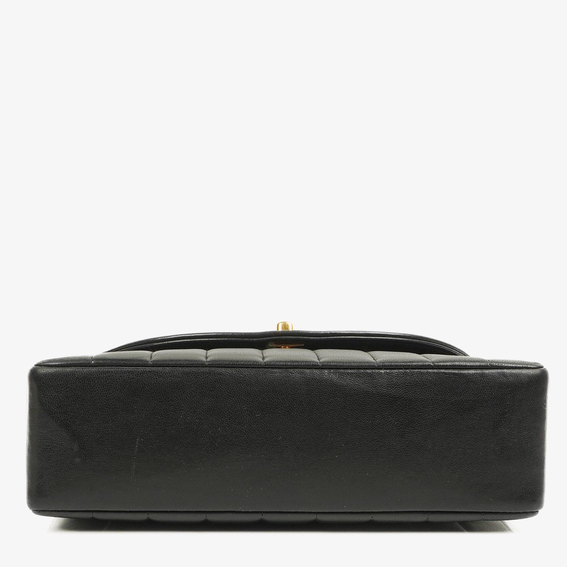 Chanel Diana vertikale Single Flap Tasche aus schwarzem gestepptem Lammleder mit 24K vergoldeter Hardware