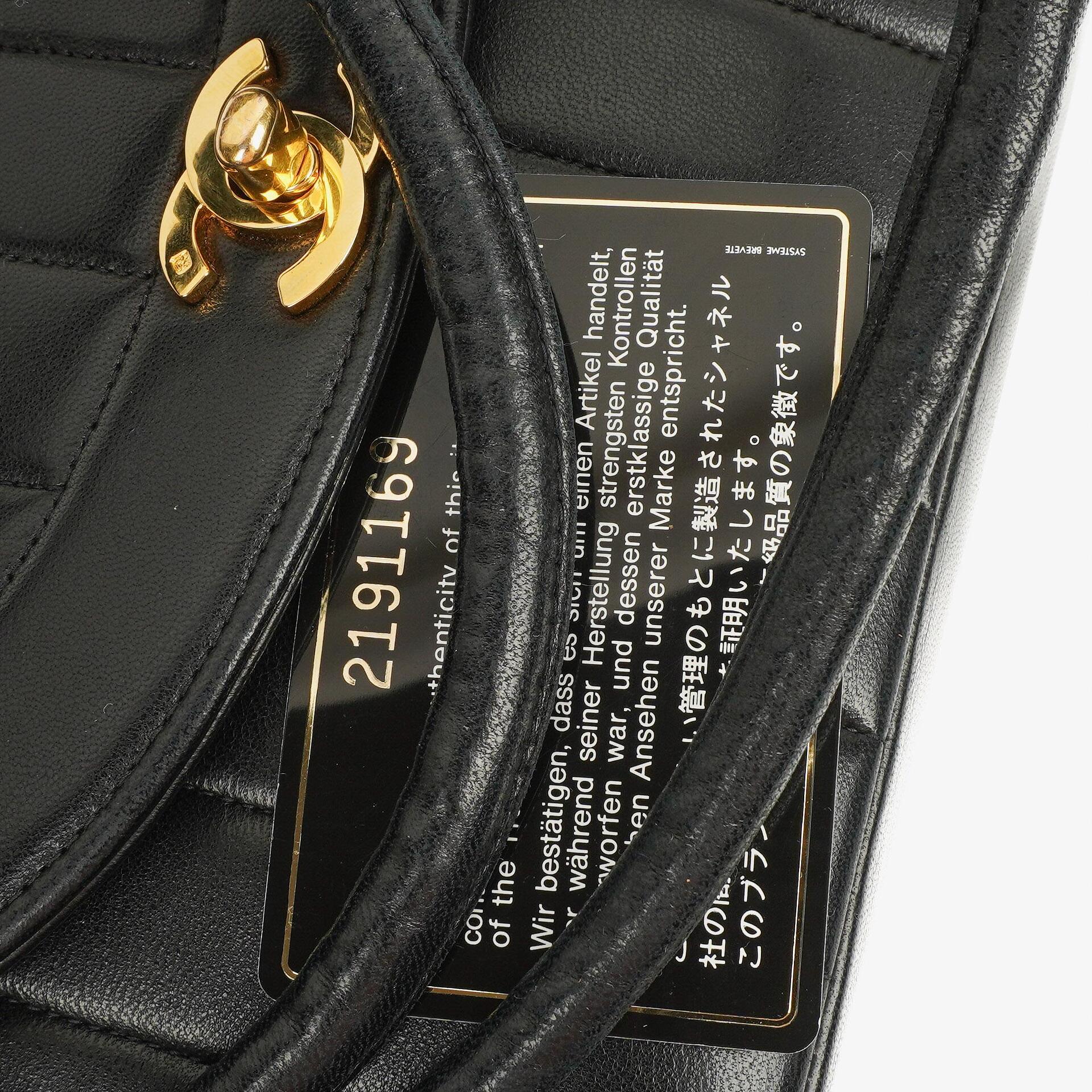 Chanel Diana vertikale Single Flap Tasche aus schwarzem gestepptem Lammleder mit 24K vergoldeter Hardware