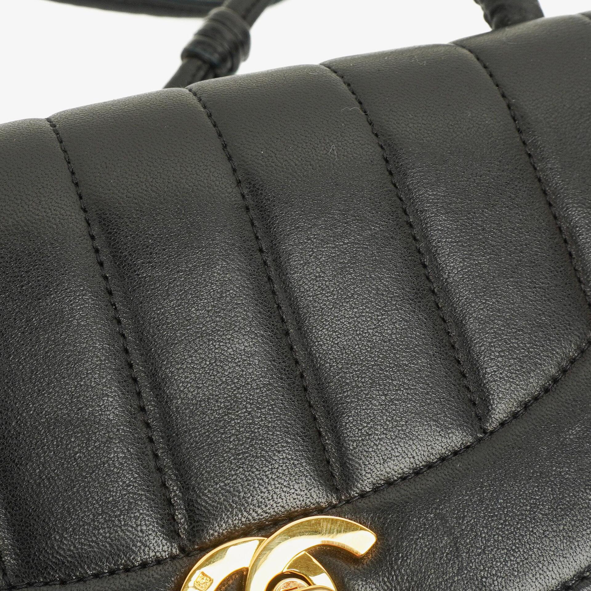Chanel Diana vertikale Single Flap Tasche aus schwarzem gestepptem Lammleder mit 24K vergoldeter Hardware