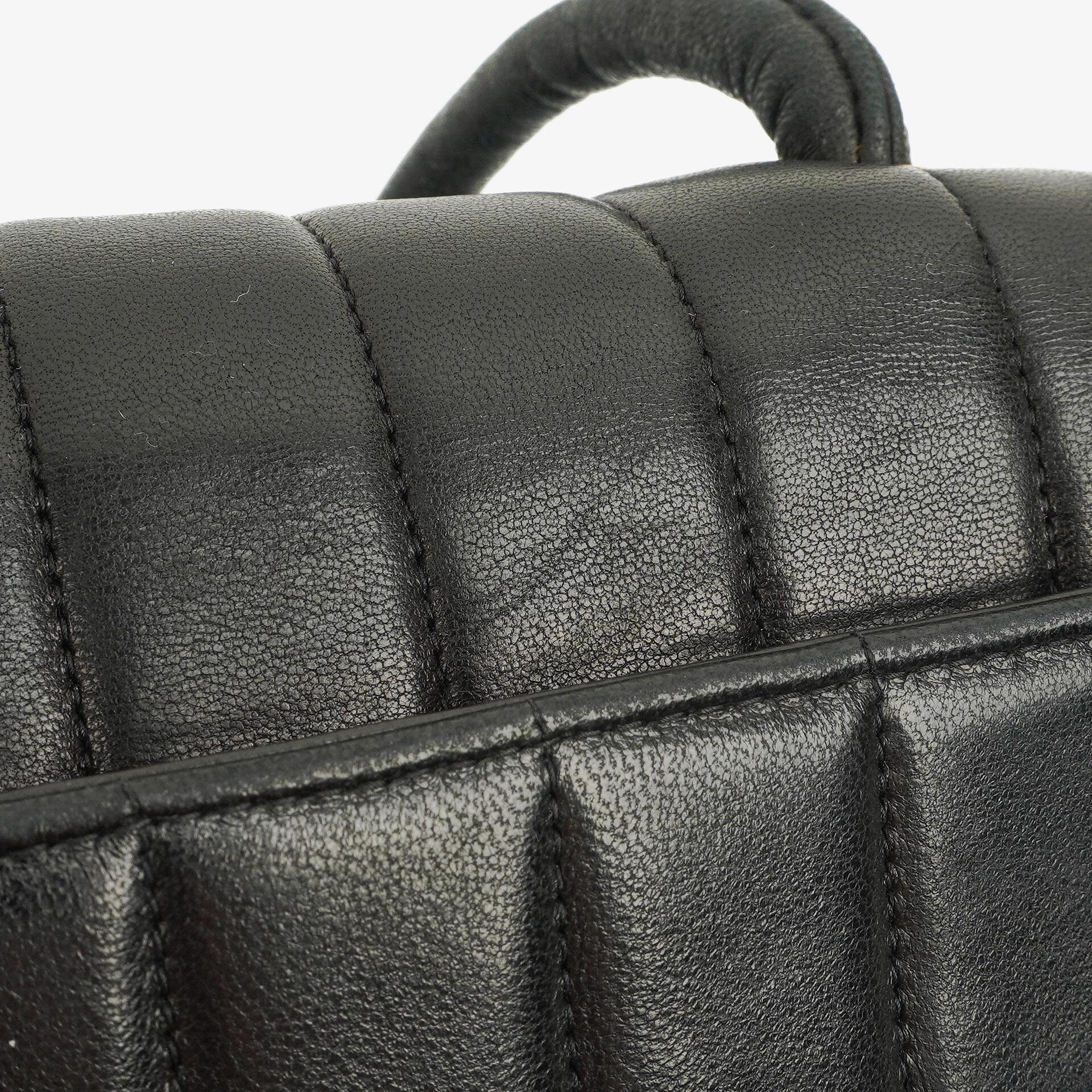 Chanel Diana vertikale Single Flap Tasche aus schwarzem gestepptem Lammleder mit 24K vergoldeter Hardware
