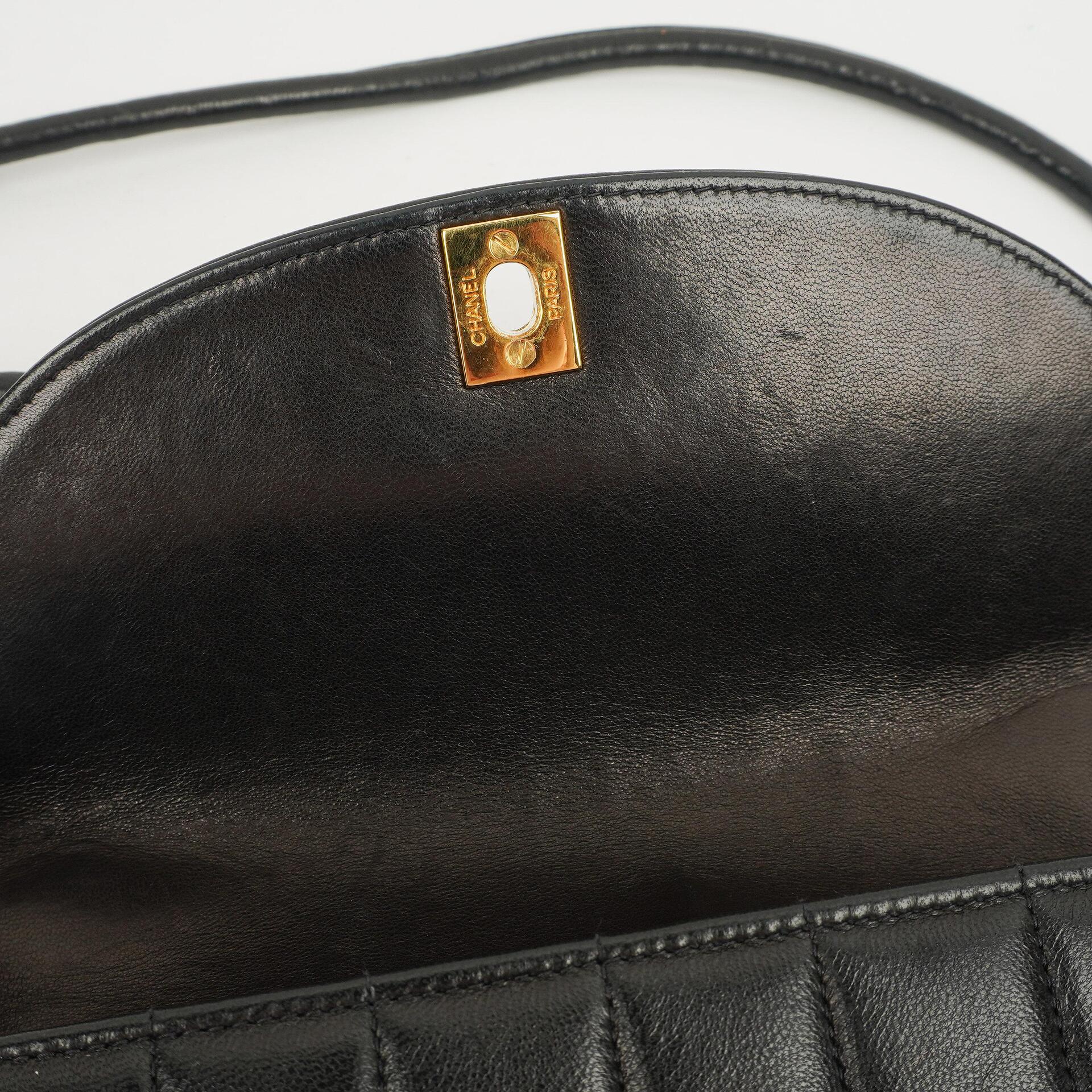Chanel Diana vertikale Single Flap Tasche aus schwarzem gestepptem Lammleder mit 24K vergoldeter Hardware