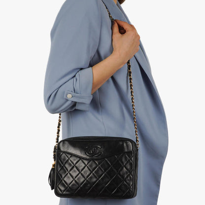 Chanel Vintage CC Tassel Kamera Tasche Schwarz gestepptes Lammleder mit Goldbeschlägen
