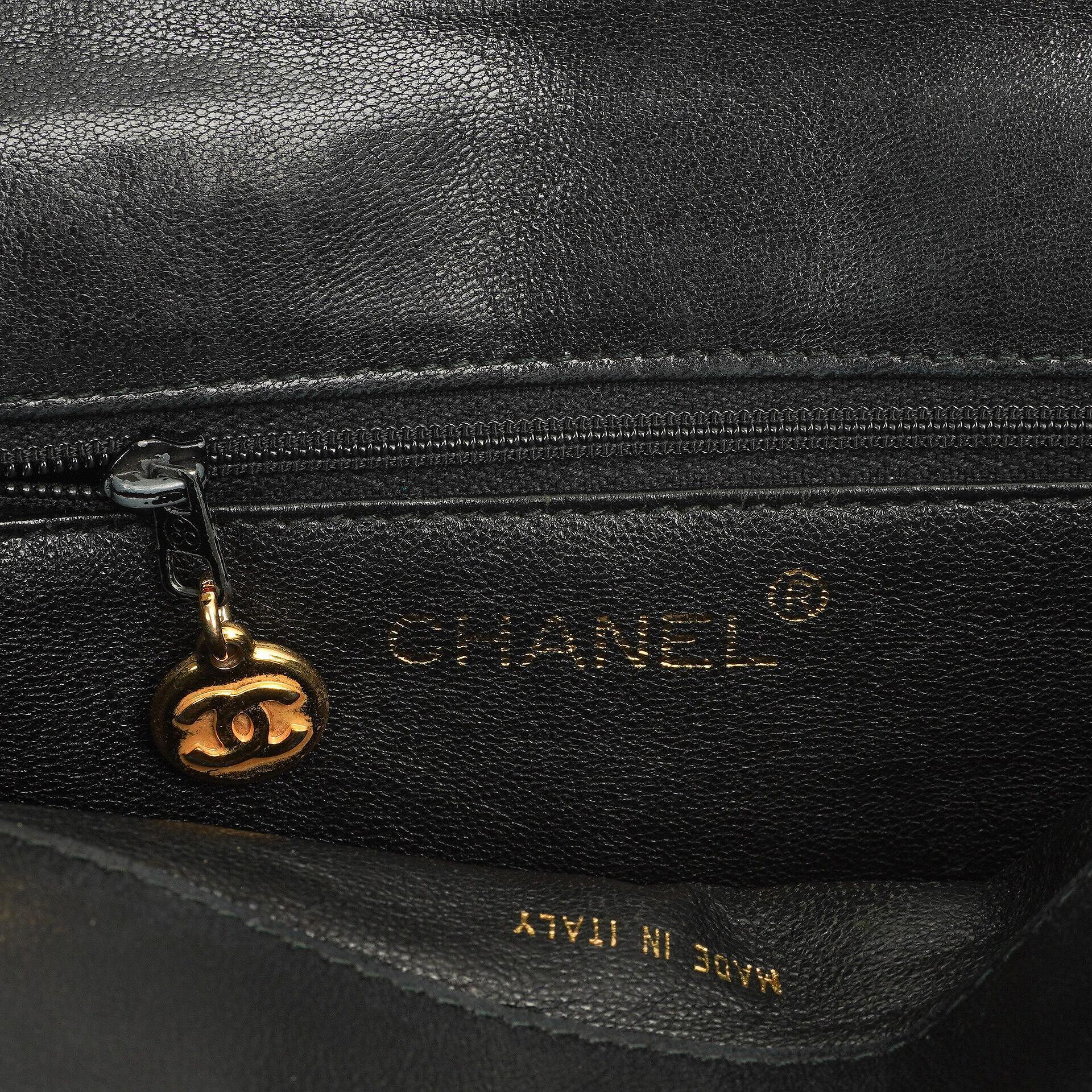 Chanel Vintage CC Drehverschluss Box Tasche Schwarz Gepolstertes Lammleder 24K vergoldete Hardware