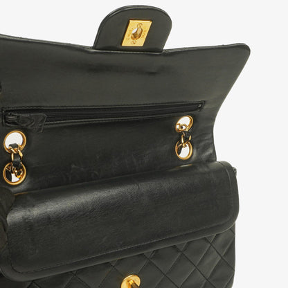 Chanel Vintage Classic Double Flap Tasche aus schwarzem gestepptem Lammleder mit 24K vergoldeten Beschlägen