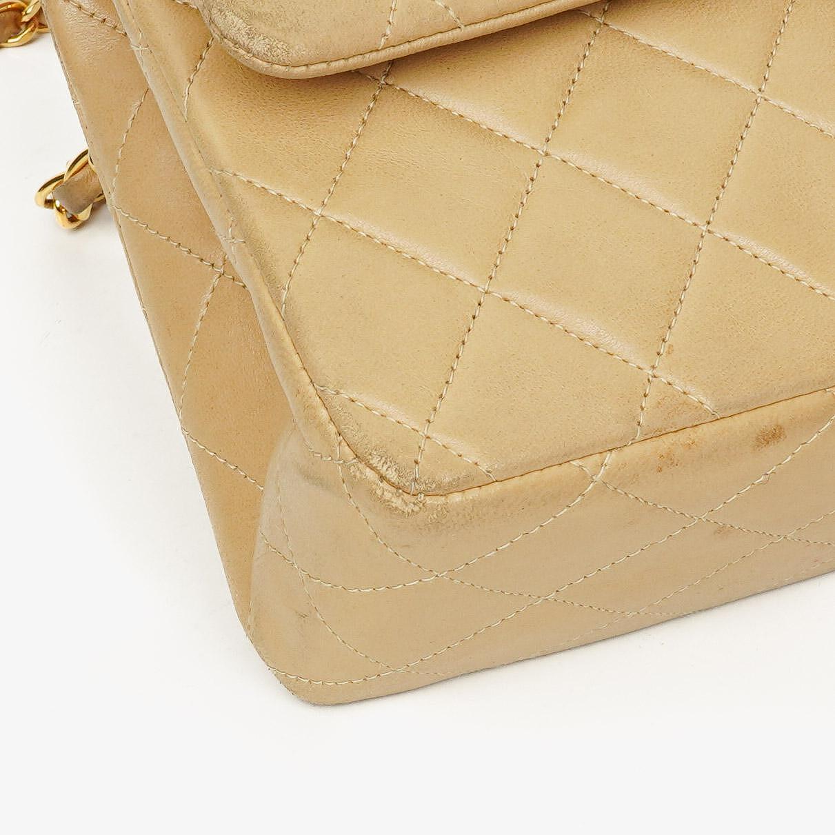 Chanel Vintage Klassische Doppelklappe Tasche aus gestepptem beigem Lammleder mit 24K vergoldeten Beschlägen