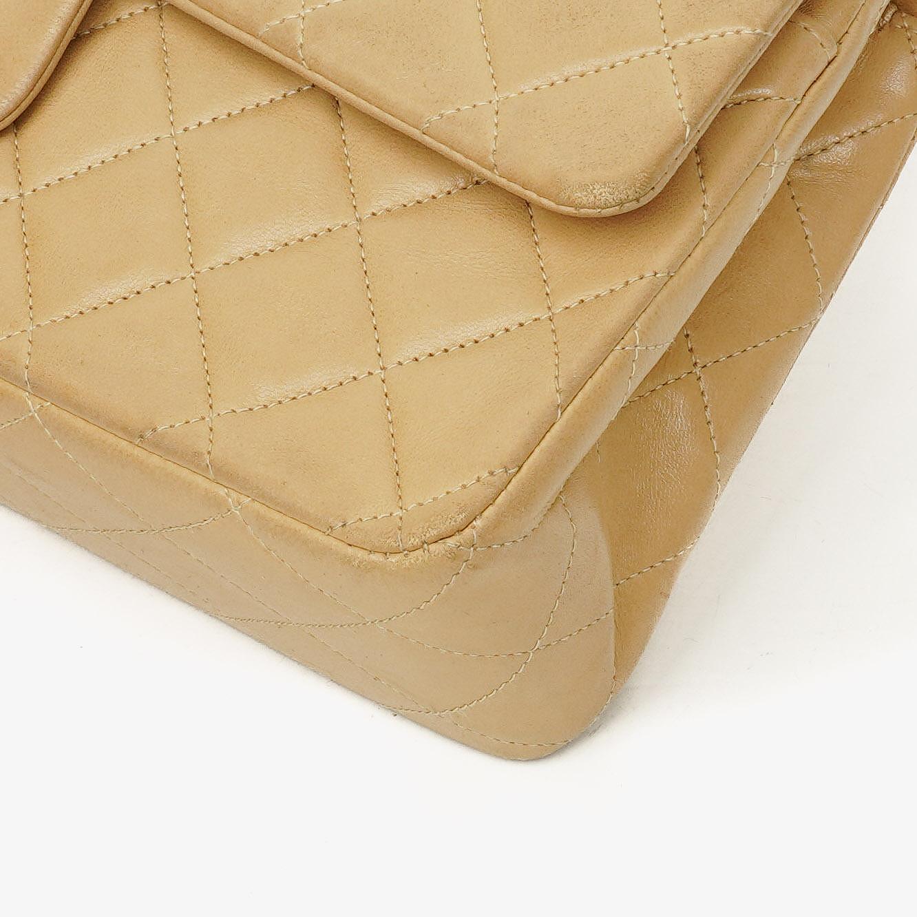 Chanel Vintage Klassische Doppelklappe Tasche aus gestepptem beigem Lammleder mit 24K vergoldeten Beschlägen