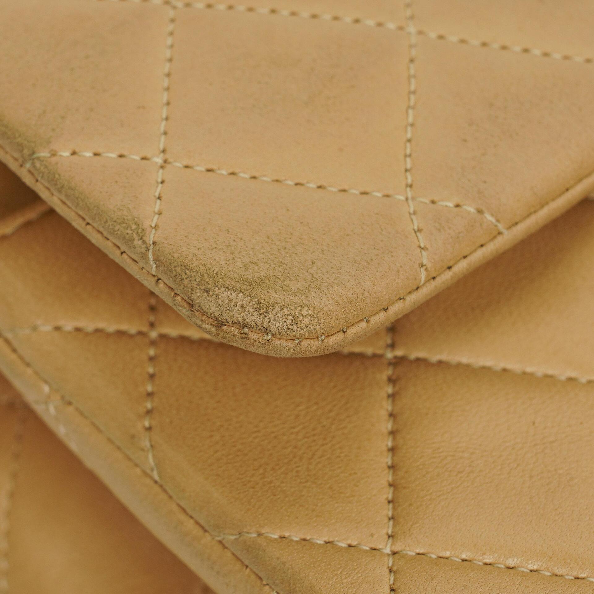 Chanel Vintage Klassische Doppelklappe Tasche aus gestepptem beigem Lammleder mit 24K vergoldeten Beschlägen