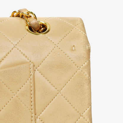 Chanel Vintage Klassische Doppelklappe Tasche aus gestepptem beigem Lammleder mit 24K vergoldeten Beschlägen