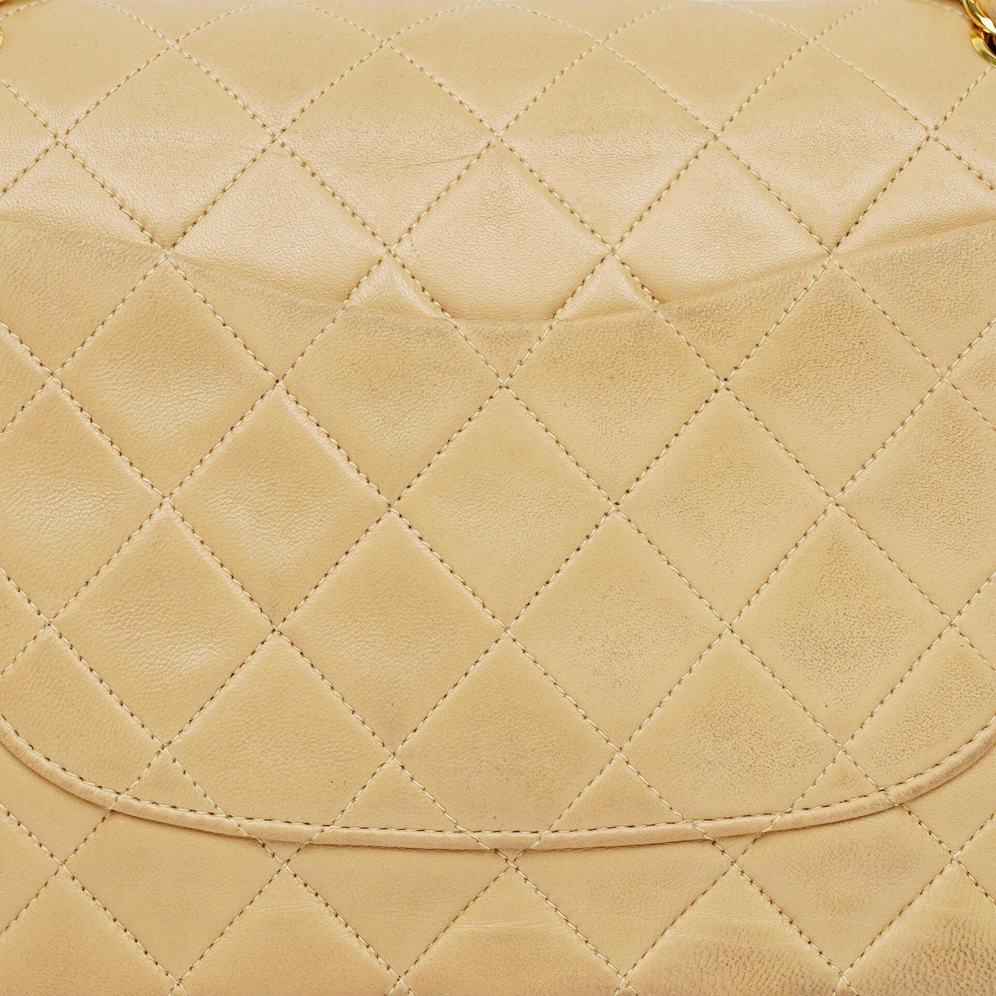 Chanel Vintage Klassische Doppelklappe Tasche aus gestepptem beigem Lammleder mit 24K vergoldeten Beschlägen