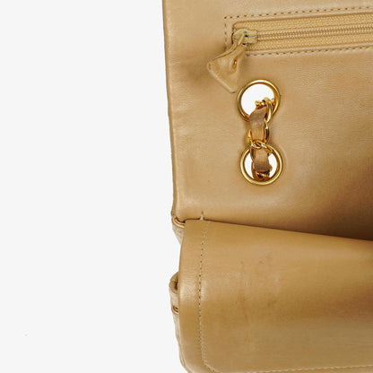 Chanel Vintage Klassische Doppelklappe Tasche aus gestepptem beigem Lammleder mit 24K vergoldeten Beschlägen