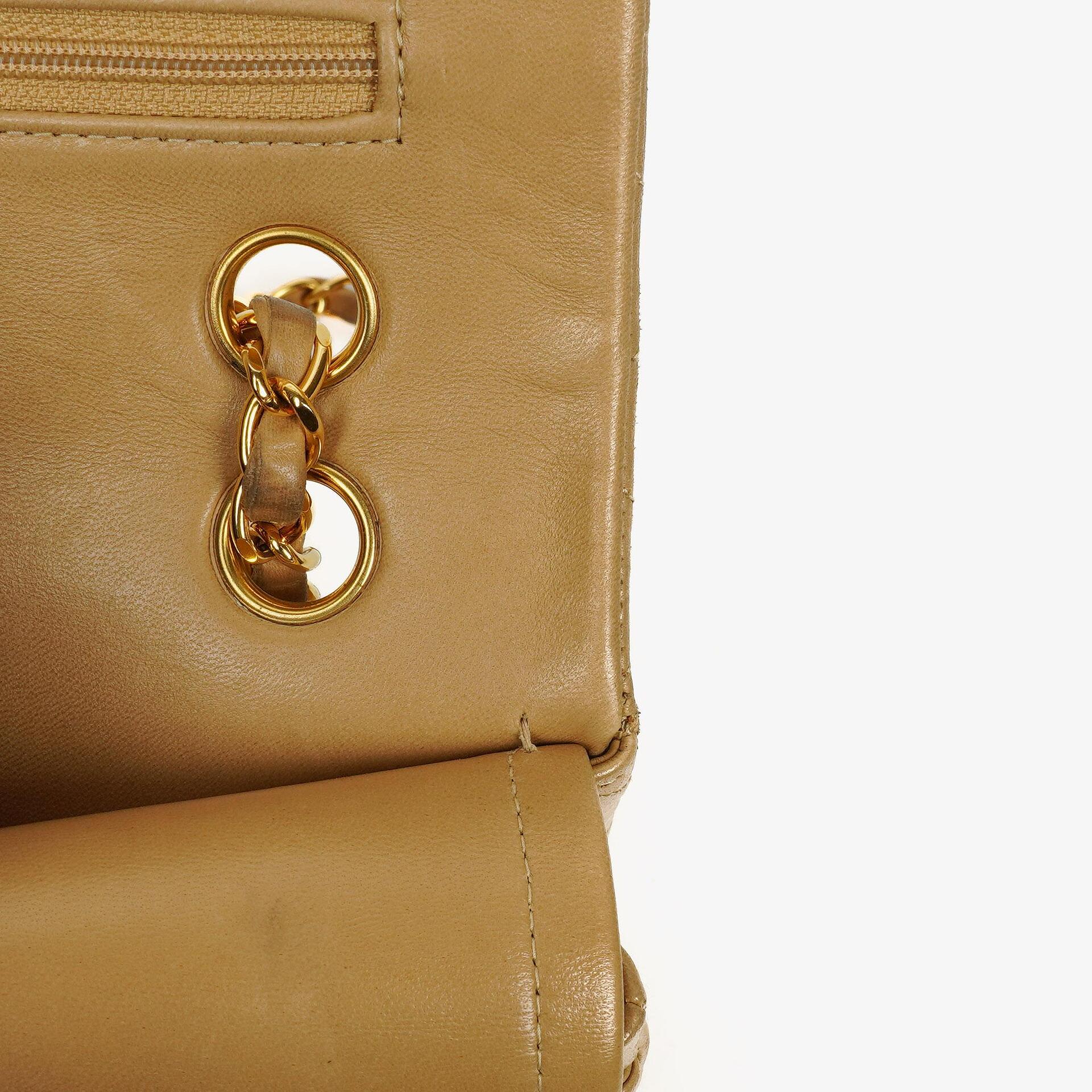 Chanel Vintage Klassische Doppelklappe Tasche aus gestepptem beigem Lammleder mit 24K vergoldeten Beschlägen