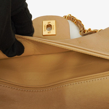 Chanel Vintage Klassische Doppelklappe Tasche aus gestepptem beigem Lammleder mit 24K vergoldeten Beschlägen