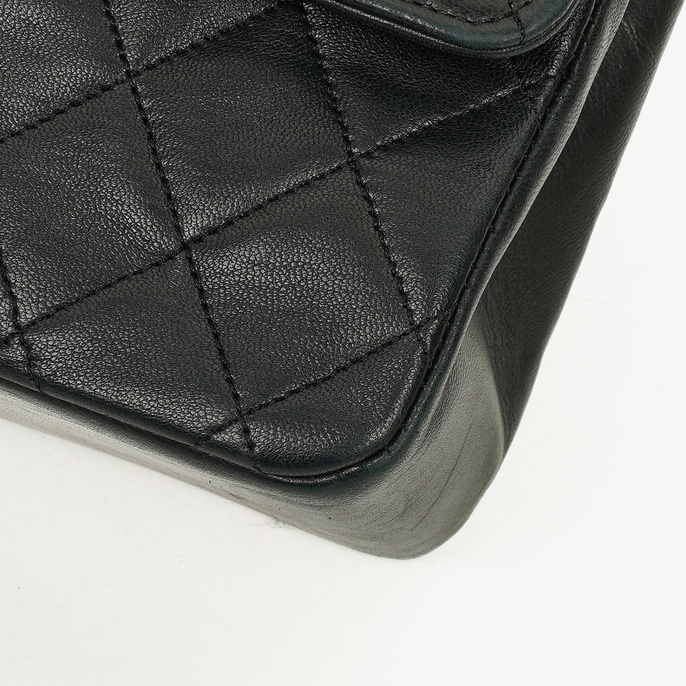 Chanel Vintage Classic Double Flap Tasche aus gestepptem schwarzem Lammleder mit 24K vergoldeten Beschlägen
