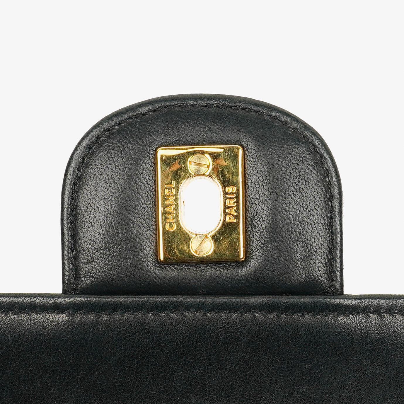 Chanel Vintage Classic Double Flap Tasche aus gestepptem schwarzem Lammleder mit 24K vergoldeten Beschlägen