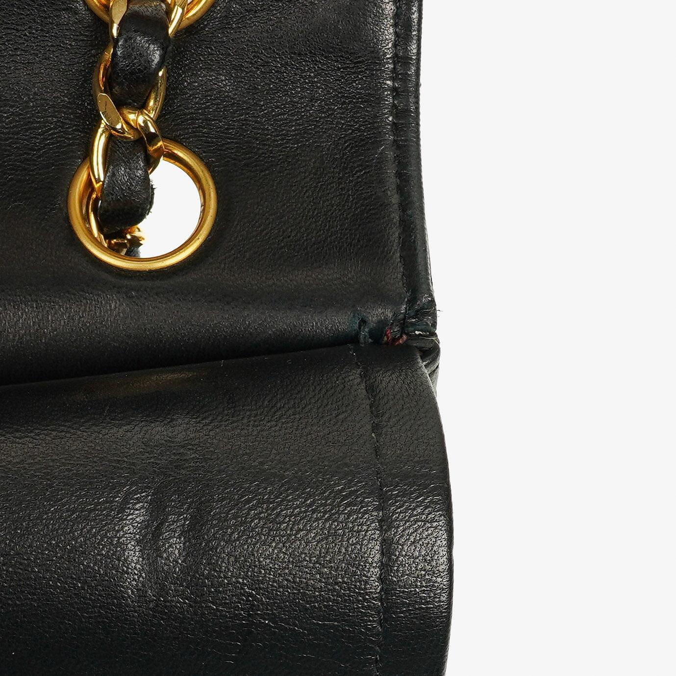 Chanel Vintage Classic Double Flap Tasche aus gestepptem schwarzem Lammleder mit 24K vergoldeten Beschlägen