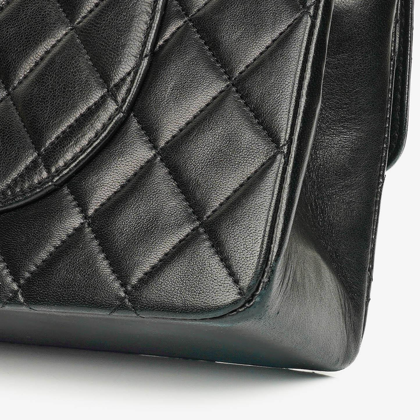 Chanel Vintage Classic Double Flap Tasche aus schwarzem gestepptem Lammleder mit 24K vergoldeten Beschlägen