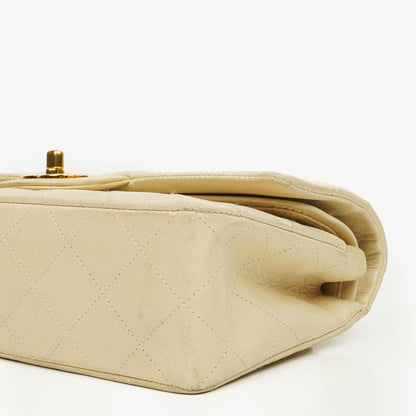 CHANEL Vintage Classic Double Flap Tasche aus gestepptem Lammleder mit 24K vergoldeten Beschlägen