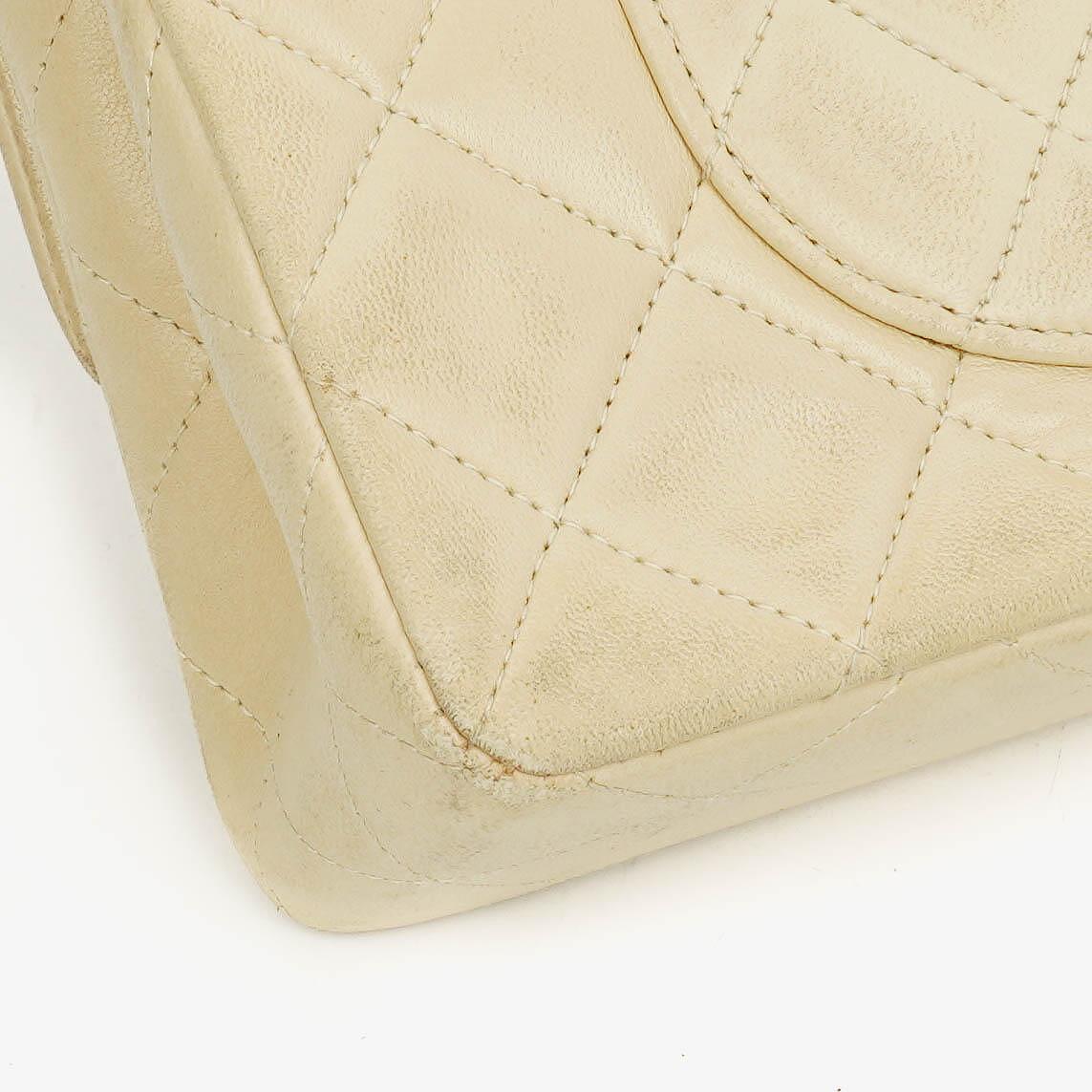 CHANEL Vintage Classic Double Flap Tasche aus gestepptem Lammleder mit 24K vergoldeten Beschlägen