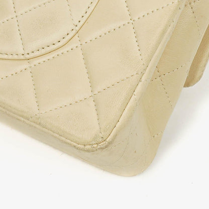 CHANEL Vintage Classic Double Flap Tasche aus gestepptem Lammleder mit 24K vergoldeten Beschlägen