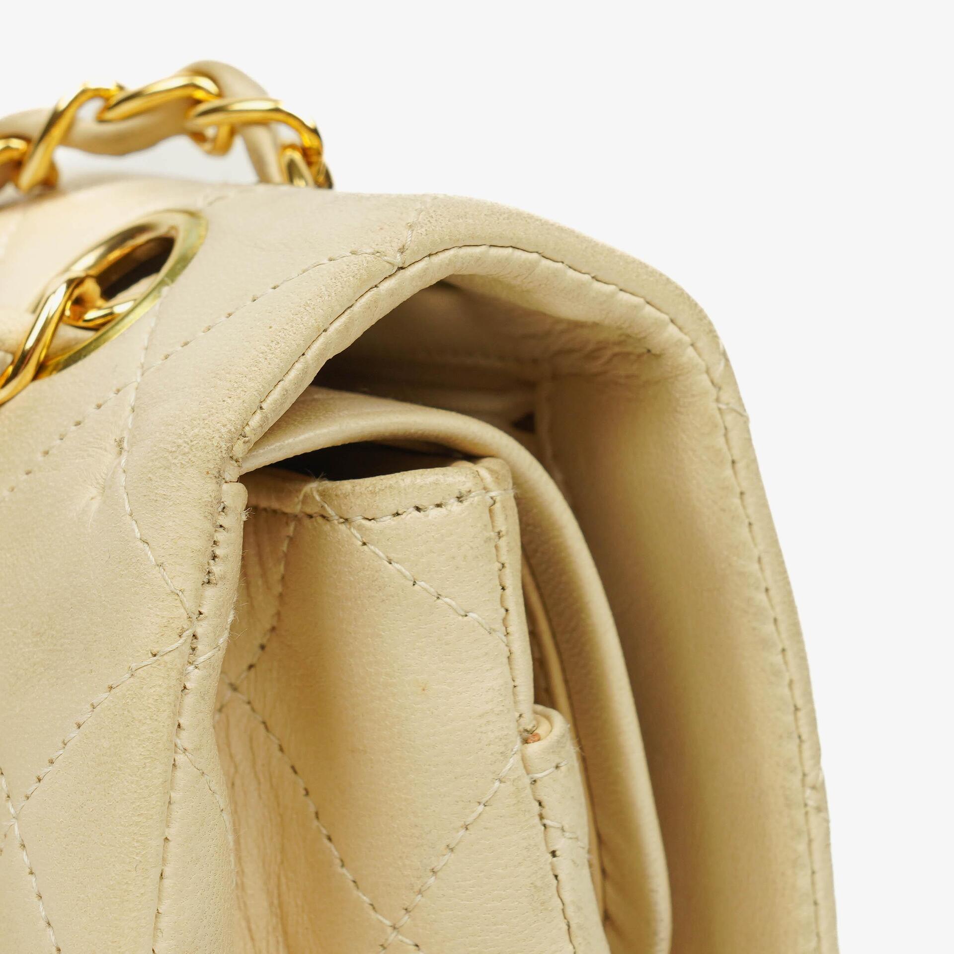 CHANEL Vintage Classic Double Flap Tasche aus gestepptem Lammleder mit 24K vergoldeten Beschlägen