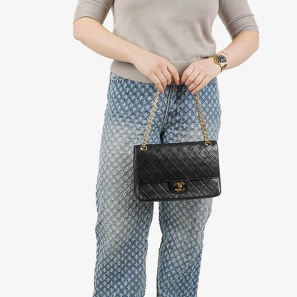 Chanel Vintage Classic Medium Double Flap Tasche aus gestepptem schwarzem Lammleder mit 24 Karat vergoldeter Hardware