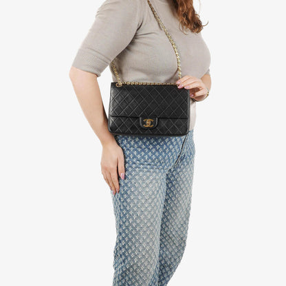 Chanel Vintage Classic Medium Double Flap Tasche aus gestepptem schwarzem Lammleder mit 24 Karat vergoldeter Hardware