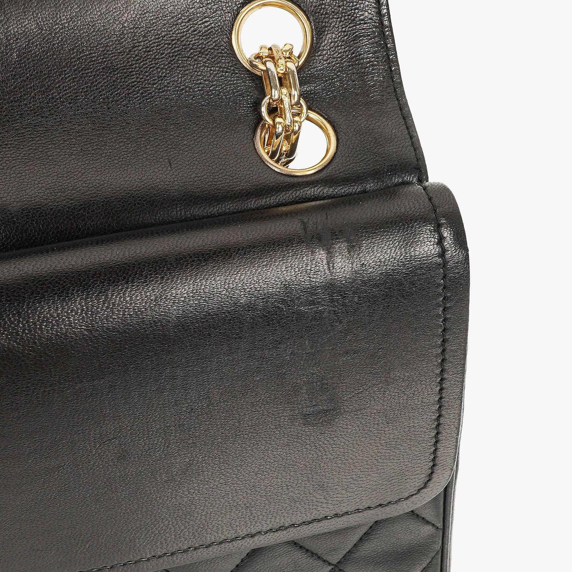 Chanel Vintage Classic Medium Double Flap Tasche aus gestepptem schwarzem Lammleder mit 24 Karat vergoldeter Hardware