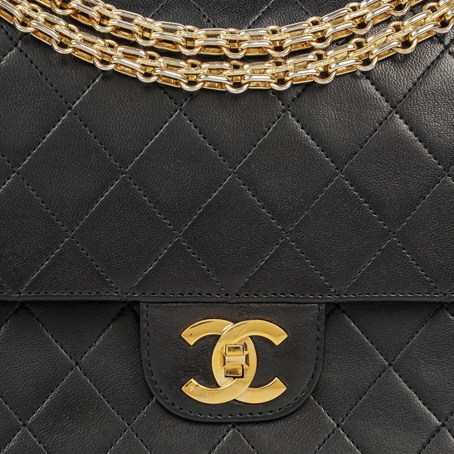 Chanel Vintage Classic Medium Double Flap Tasche aus gestepptem schwarzem Lammleder mit 24 Karat vergoldeter Hardware