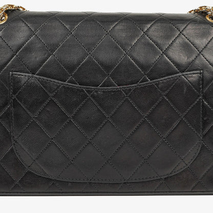 Chanel Vintage Classic Medium Double Flap Tasche aus gestepptem schwarzem Lammleder mit 24 Karat vergoldeter Hardware