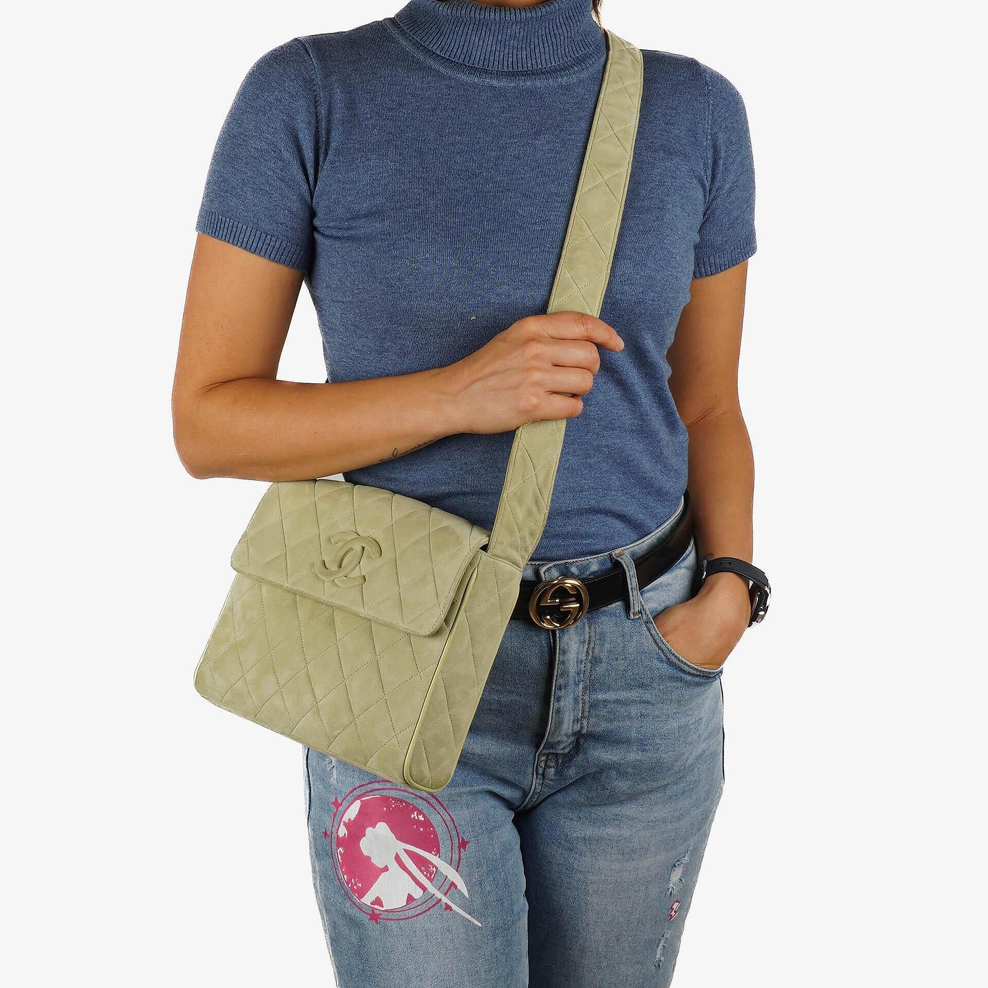 Chanel Vintage Crossbody Klappentasche Hellgrünes Gestepptes Wildleder