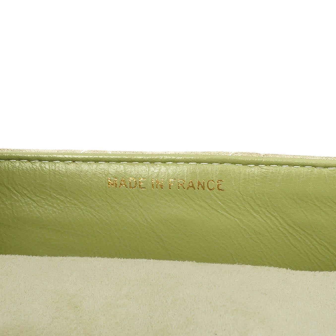 Chanel Vintage Crossbody Klappentasche Hellgrünes Gestepptes Wildleder