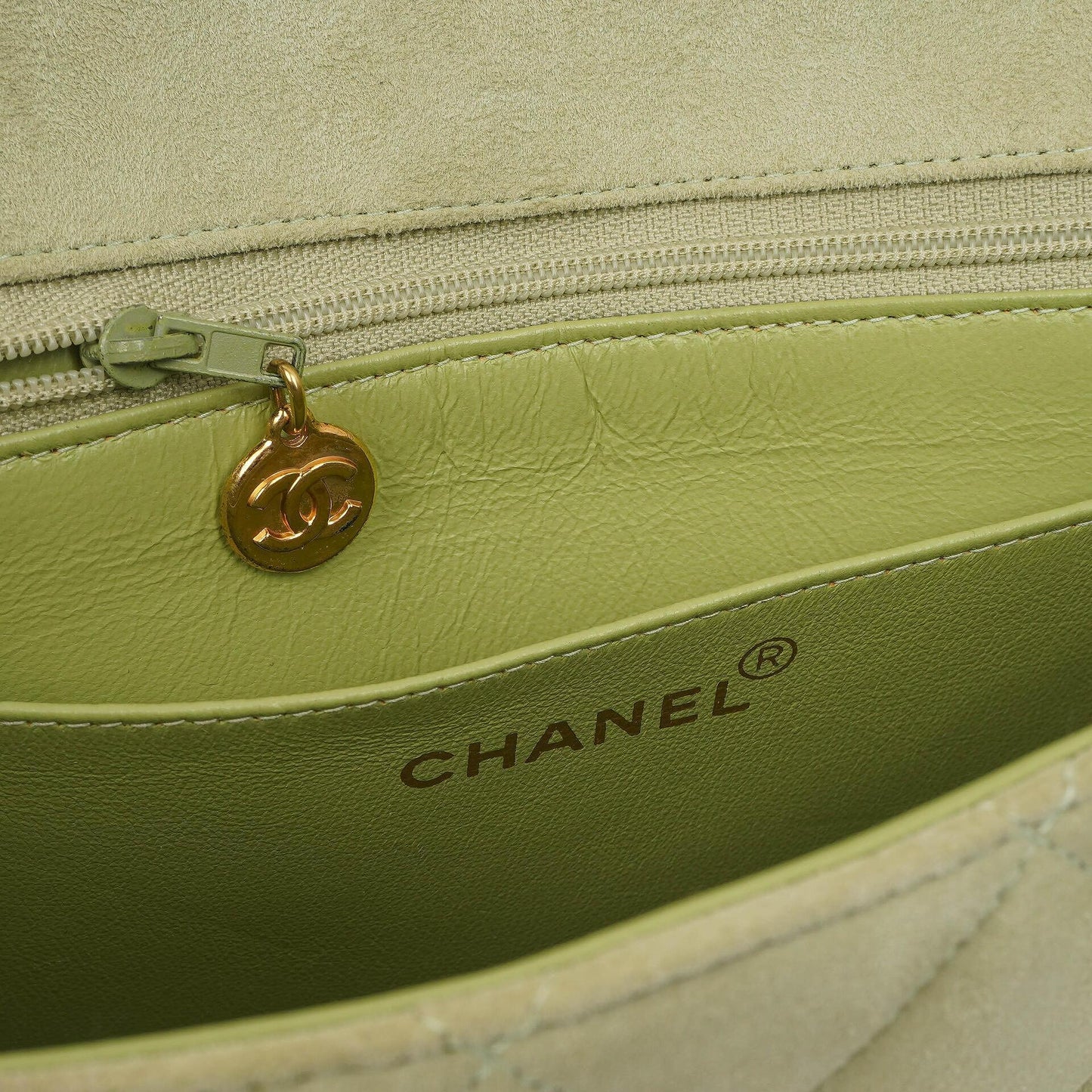 Chanel Vintage Crossbody Klappentasche Hellgrünes Gestepptes Wildleder