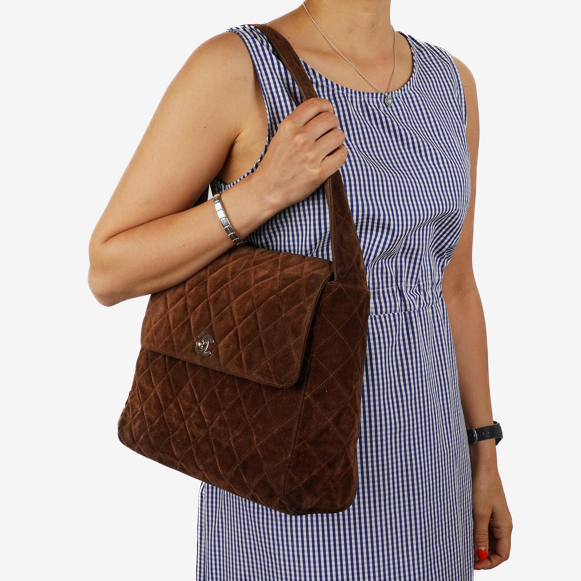 Chanel Vintage Flap Bag aus braunem gestepptem Wildleder mit silberfarbener Hardware