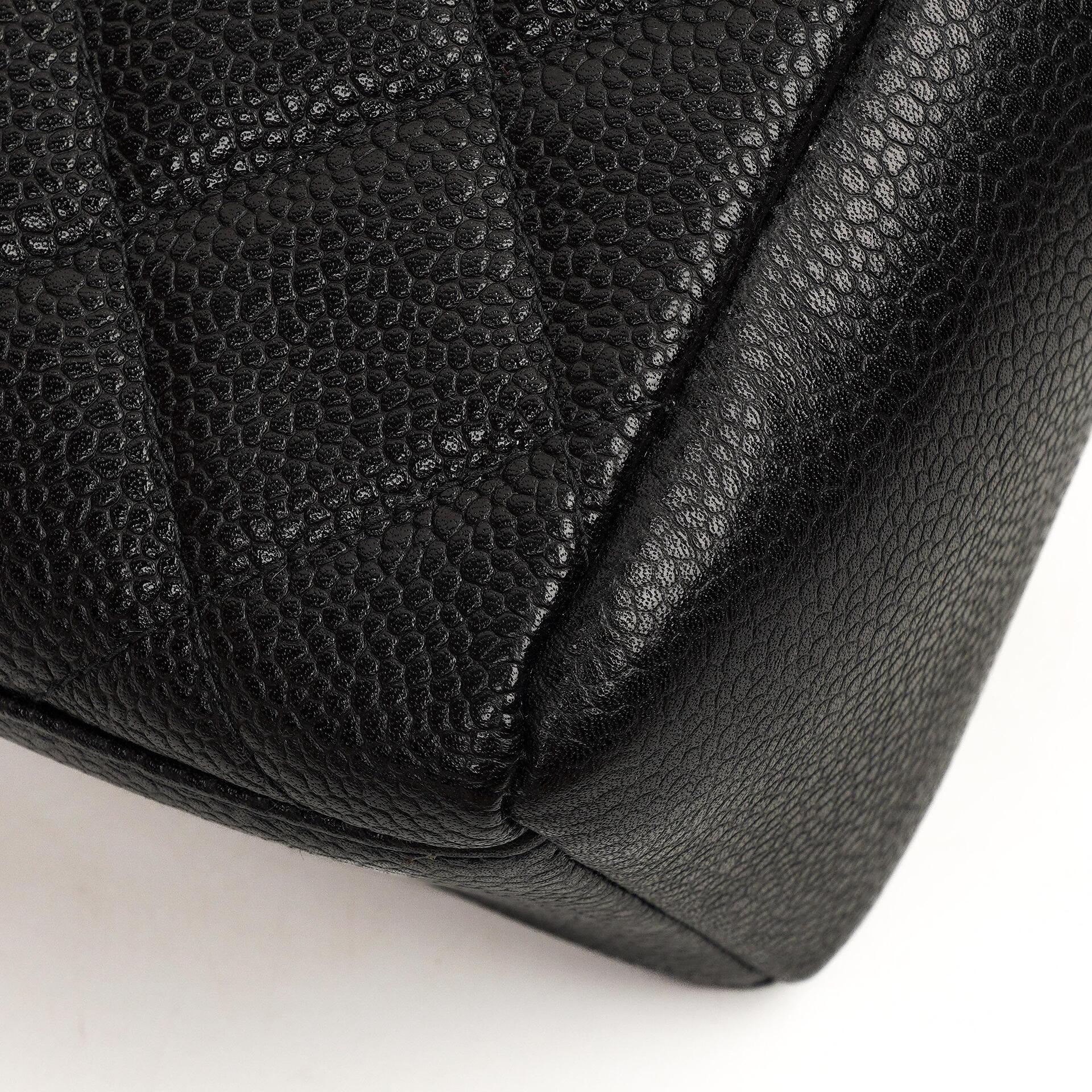 Chanel Vintage Front Pocket Kamera Tasche Schwarz Gequiltetes Kaviarleder mit 24K Gold Hardware