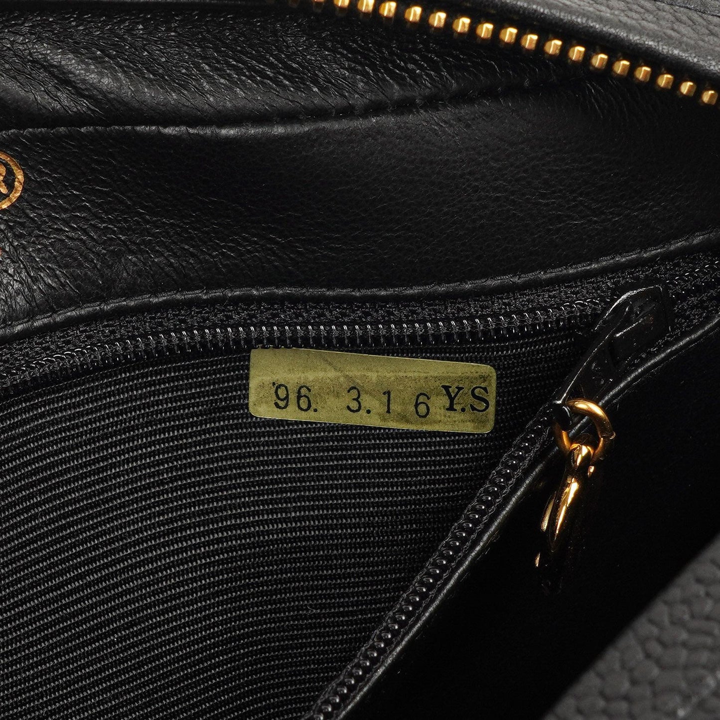 Chanel Vintage Front Pocket Kamera Tasche Schwarz Gequiltetes Kaviarleder mit 24K Gold Hardware