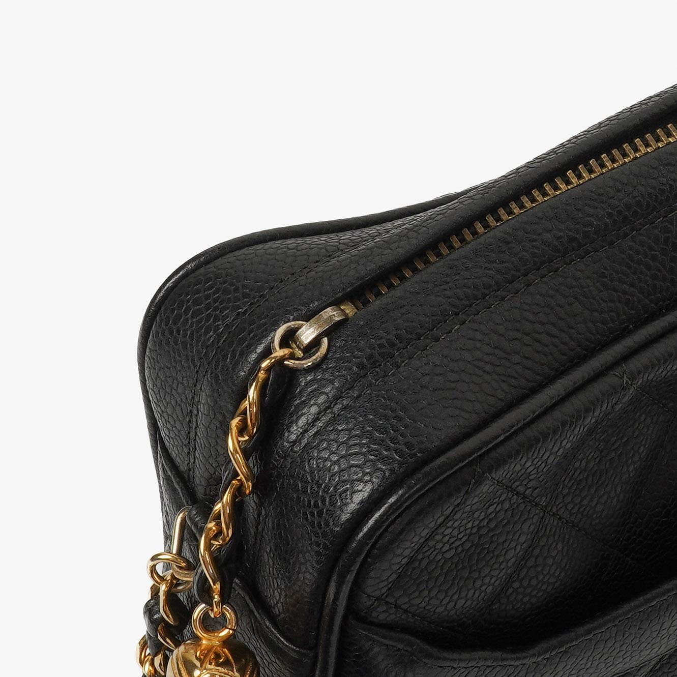 Chanel Vintage Large Camera Tassel Bag aus schwarzem gestepptem Caviar-Leder